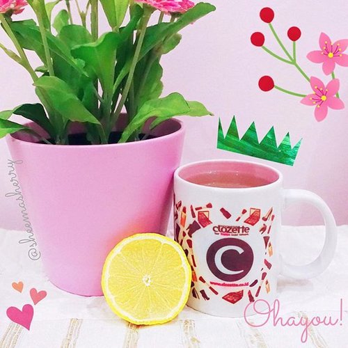 Ohayou! Starting a good thing is challenging, but to continue doing it, is even more challenging. Don't ever give up and stop trying to start, again and again 😊.I started drinking lukewarm lemon water every morning since 1.5 year ago, and it's so good for me:🍋 Controling blood sugar🍋 Suppressing acid reflux (YES! Many people still don't know this because they think acid + acid = more pain. Well in some other cases maybe yes, but pure lemon will in fact help you feel better!)🍋 Cleansing our system🍋 Boosting immune🍋 Creating healthy, glowing skin🍋 Helping to lose weight.And so many others ❤️❤️❤️❤How to do it? Just squirt 1/3 of lemon to a glass of lukewarm water. You can add honey too!..#clozetteid #clozetteambassador