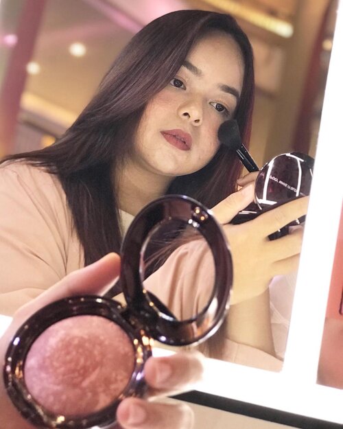 Happy weekend! Hari ini kalian kemana? Kalau aku main ke eventnya @pixycosmetics di Mal Kelapa Gading 3. Disini ada produk barunya Pixy Make It Glow yaitu cushion, lip crayon, dan marble blush yang lagi aku pakai di foto ini. Disini banyak promo menarik, yuk kesini juga 😍#pixystealthespotlight #readystyleglow #clozetteid