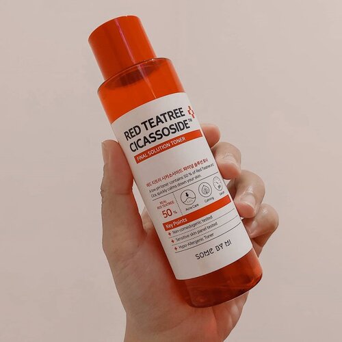 Hey welcome back to my review! *openingnya macem blog aja wkwk*
Disini aku mau share toner yang bisa dibilang jadi andalan aku selama 1-2 bulan ini, yaitu Red Teatree Cicassoside Final Solution Toner dari @somebymi 😍

Bisa diliat ya ini aku pake sampe abis 😂
Belom difoto udah abis duluan wkwk 🤣😭

Yang aku suka dari toner ini adalah, dia Teatree tapi gak panas karena bahan yang digunakan adalah Red Teatree. Red Teatree ini katanya jenis Teatree yang langka dan memang sangat cocok untuk kulit yang hyper sensitive (sangat sensitif/sensitif berlebihan) makanya super cocok di kulitku.

Toner ini bisa kempesin jerawat tapi BUKAN untuk CALMING kalo menurutku ya, tapi ya memang tugasnya teatree kan ngempesin jerawat toh. 

Kalo di compare sama toner teatree lain, aku lebih suka Red Teatree ini karena nyaman di kulit dan gak panas. Teksturnya tentu aja cair kayak air jadi cepat meresap, tapi gak bikin kulit jadi kering. The best banget sih untuk yang kulitnya super sensitif kayak aku. 

Harganya memang agak pricey, tapi hasilnya ya worth banget. Toh bisa dipake sampe 2 bulan kok tonernya 😁

Kulit kamu super sensitif juga? Coba deh masukin toner ini ke wishlist kamu 😆

#clozetteid #beauty #somebymi #somebymiindonesia #redteatree #peachyreview