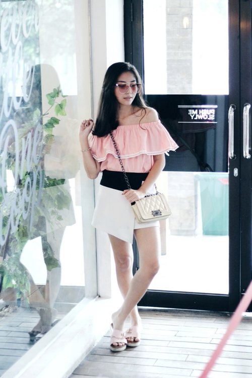 pink day for my summer 🌴☀
pink over shoulder is always the best with pink sandals and of course you can't go for summer without sunglasses ❤
#ootd #summerootd #outfitforsummer 