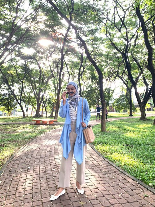 Abis meeting di rumah client, melimpir ke taman depan rumah yaa 🤭Bagus juga ternyata untuk foto 😁#ootd #ootdhijab