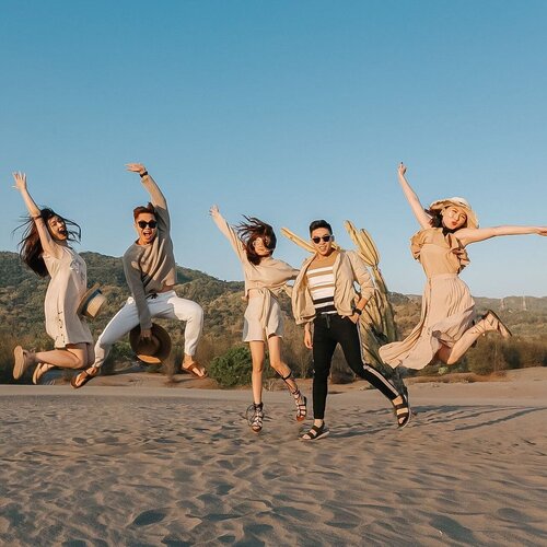 Missing the sand dunes and these bunch 🤍✨ To many more impromptu trip after this pandemic 😉✈️ Where would be the first place you’d travel to? ...........#explorejogja #DiIndonesiaAja #ootd #steviewears #collabwithstevie #love #style #yogyakarta #jogja #bestvacations #sweetescape #clozetteid #viaparadise #travelawesome #beautifuldestination #bestplacestogo