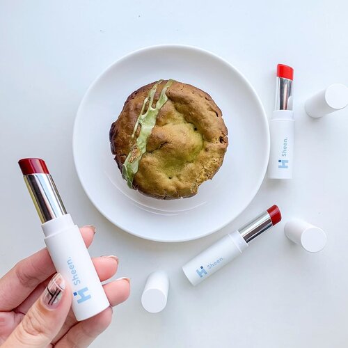 Thinking for something light, sweet and perfect for day to day lips @think.hale ❤️ their new tinted lip balm comes with UV filter that will protect your lips too💋 .....#flatlay #lipstick #lipbalm #localbrand #clozetteid #shotbystevie #muffin #love #exploretocreate #style #white #beauty