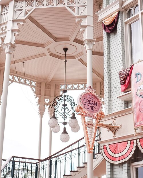 🍦🍦🍦 take me back to the whimsical fairytale land 🎁😳 ....#exploretocreate #disneyland #explore #japan #tokyo #throwback #clozetteid #style #pink #shotbystevie