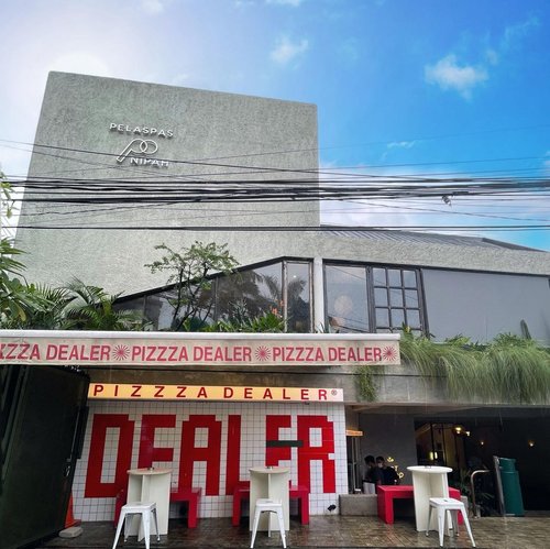 Call th dealer ☎️ found a cute hidden gem at the heart of Jakarta. 🍕 ...#pizza #cafe #cafehopping #style #shotbystevie #jktgo #explorejakarta #clozetteid #love