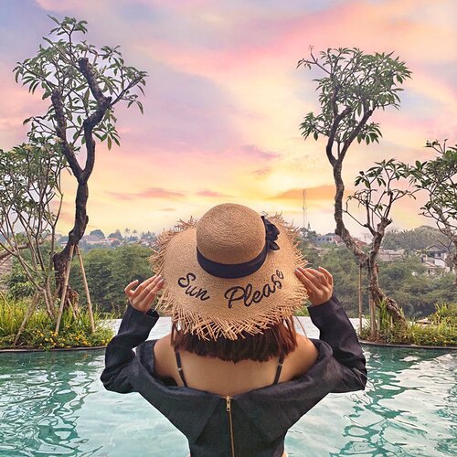 “Magic happens when you don't give up, even though you want to. The universe always falls in love with a stubborn heart.” 😍🌈⭐️ // mesmerizing & calming views from the infinity pool at @pullmanciawivimalahills ❤️ .
.
.
-
📸 @priscaangelina .
.
.
#style #steviewears #collabwithstevie #style #beauty #clozetteid #staycation #pool #gateaway #shotoniphone
#lifeofadventure #chasinglight #fashionista #wanderlust #artofvisuals