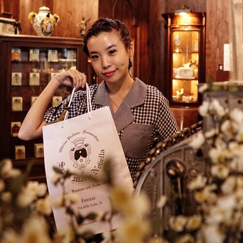 Paid a visit to @santamarianovellajakarta boutique store at @thegunawarman ❤️ The store feels so classic and rustic just in line with their long history and tradition behind their brand. This parfumerie is one of the oldest in the world started in 1612 in Italy 🇮🇹. Will share on my pick with you soon ! .
.
.
#santamarianovella1612 #santamarianovellajakarta #style #collabwithstevie #whatiwore #steviewears #clozetteid #beauty #exploretocreate #dimple