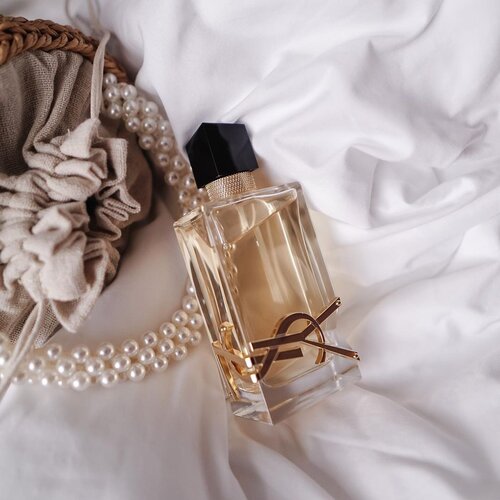 @yslbeauty Libre the scent of freedom ! 💭🤍 Let's be free with Libre 🕊#YSLbeautyID #iamLIBRE #YSLLIBRE....#flatlay #shotbystevie #exploretocreate #style #clozetteid #yslbeauty #freedom