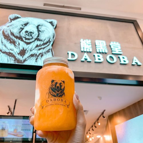Welcoming a new boba house in the mix !! Here’s a famous chain from Malaysia 🇲🇾 and their boba is sooo chewy and perfectly sweetened 😍 cannot wait to he back for another cup!  @dabobaindonesia opened their first store at @gandariacity .....#malaysia #boba #clozetteid #stevieculinaryjournal #yummy #sweettooth