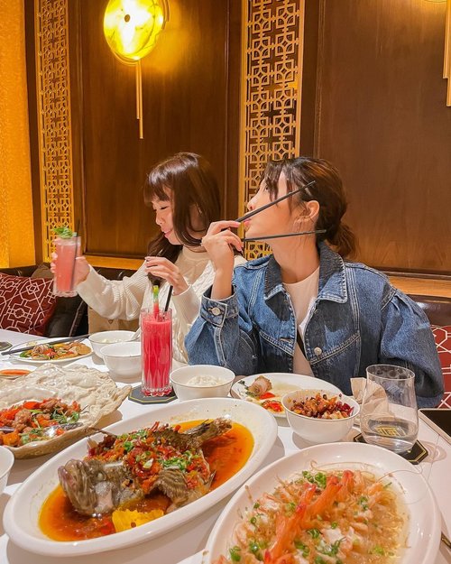 🥰 what’s for today’s menu ? How about some Szechuan cuisines at @shucuisine_official 🌶 all mala lover should definitely try this!! It’ll take all your senses on a journey of explosive flavors and spices 😋 ..📍 @plazaindonesia .......#stevieculinaryjournal #whatiwore #exploretocreate #style #yummy #candid #goodtime #mala #explorejakarta #clozetteid #ootd