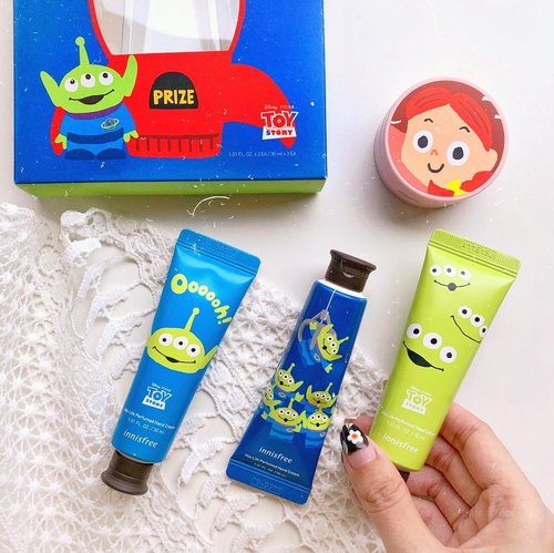 The special limited edition @innisfreeindonesia x Toy Story edition! If you’re a fan grab yours quick before you run out of them🥰 really loving the cute packagings !! .
.
.
.
.
.
#clozetteid #exploretocreate #beauty #flatlay #shotbystevie #innisfree #innisfriends #innisfreeindonesia