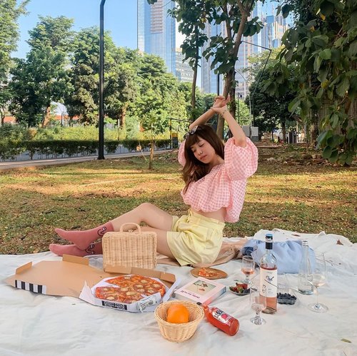 🧺❤️ today is so blazing hot 🙈 // when all this end I wish we can have more places to set up picnics and enjoy the presence of nature in town (a peaceful one with no fussy interruptions 🤨)
.
.
.
-
Wrapped in @label8store latest collection! This collection screams my name since they have a lot of pastels 💓
.
.
.
.
#exploretocreate #picnic #pastel #love #clozetteid #steviewears #style #fashion #pizza #whatiwore #happy #localbrand #ootd #berries #flatlay