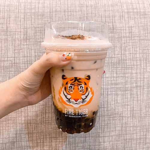 Finally trying this new boba in town @firetiger_id ! @priscaangelina has been raving about their drinks in Thailand but I haven’t got the chance to try the one in Bangkok so I cannot compare the two but this one definitely met my expectations 🥰 will be back for more ! #clozetteid #exploretocreate #yummy #firetiger #firetigerbyseoulcialclub #stevieculinaryjournal