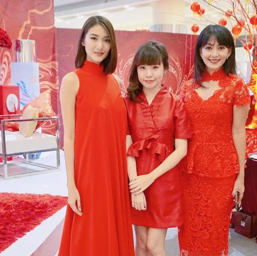 With the two beautiful SKII brand ambassadors Susan and Dominique earlier today at the SK-II Suminagashi Phoenix CNY even😍❤ why are they so beautiful? Wish I was a little bit taller 💃🏻💋 We're all dressed in red, so ready for the coming Rooster CNY 🐔

#SKII #changedestiny #SKIIGifts #SKIICNY_ID #wanitaphoenix #ClozetteID
.
.
.
.
.
.
.
.
. 
#styleblogger #vscocam #beauty #ulzzang  #beautyblogger #fashionpeople #fblogger #blogger #패션모델 #블로거 #스트리트스타일 #스트리트패션 #스트릿패션 #스트릿룩 #스트릿스타일 #패션블로거 #bestoftoday #style #makeupjunkie #l4l #skincare #makeup #outfitinspo