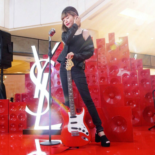 Channeling my inner rockstar 🎸❤️ definitely an alter ego way of styling!! .
.
Today's second event! Rushed to #yslbeautyid event at @grandindo right after my morning #happiest5k run 🏃🏻‍♀️ #mylipvibes Have you taken pictures at this booth? If yes, upload and get a chance to win your pass to  the hippest ysl event in town coming soon this October! More about this giveaway check out the selected influencers posts at @anggarahman post😉🤗
.
.
.
#ootd #ggrep #lykeambassador #febiolaxyslbeauty #yslbeauty