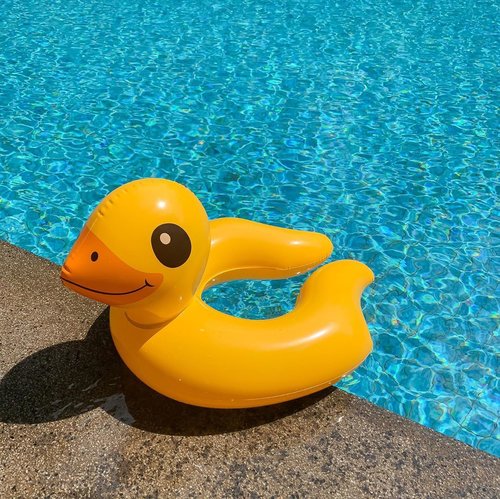Calling for Summer 🌵🌞...#shotoniphone #swim #pool #exploretocreate #sunny #bright #clozetteid #style #summertime