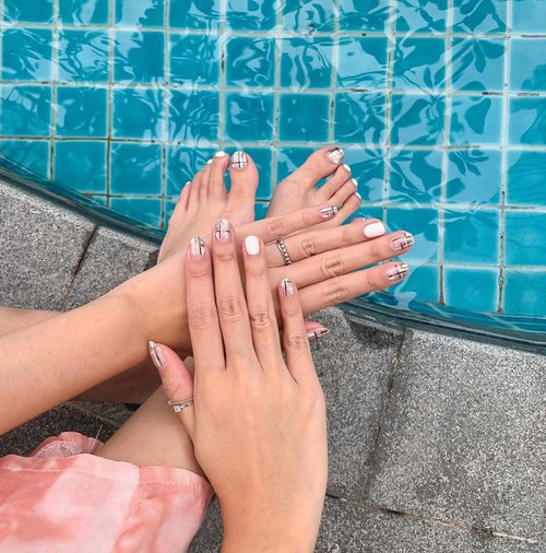 Minimalist monochromatic nails by @dlook.beautybar to accompany my second round of quarantine 😉 .....Nails #nailart #style #flatlay #exploretocreate #pool #beauty #clozetteid #minimalist
