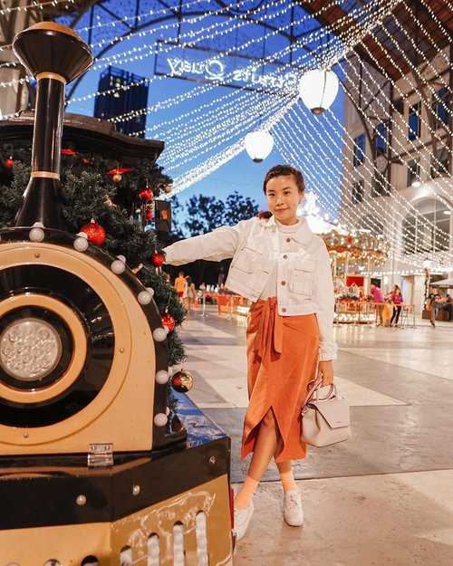 Still not over yet! Still feeling the warmth of Christmas and festive joy of New year celebration 🎉 😍 Keeping the sparks alive all year round ! ⚡️ // .
.
#steviewears #deets :
. 
Turtle neck top @uniqloindonesia .
White cropped Jacket @chicgirl.id .
Skirt @amaveeofficial . 
Bag @hushpuppiesid .
Peach socks @ganeganiandco .
Shoes @kedsid .
.
.
.
.
.
#sonyforher #penang #ootd #lookbook #whatiwore #style #clozetteid #nye #fashion #explore #exploretocreate #fashionpeople #zalorastyleedit