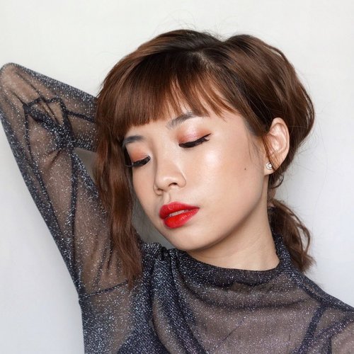 My alter ego kind of makeup look ! I do feel this pict doesn’t look like me, it gives me a vibe of a different me. Wet look with bold lips 👄 what do you think? ..-@nyxcosmetics_indonesia mochi highlighter .Eyeshadow @urbandecaycosmetics naked heat + @chicaychico_official 8 Dazzling Sand (shop here: https://hicharis.net/Steviiewong/bJH) .....P.s. don’t forget to check out my other red lips post below ⬇️⬇️⬇️ share your beauty resolution and get a chance to win your own YSL lipstick💄 .........#theslim #yslbeautyid #walktheline #wetlook #glassskin #tampilcantik #ragamkecantikan #clozetteid #collabwithstevie #exploretocreate #beauty @makeup.tutorial.asian #makeup #lipstick #ysl #style #giveaway @charis_celeb #charisceleb