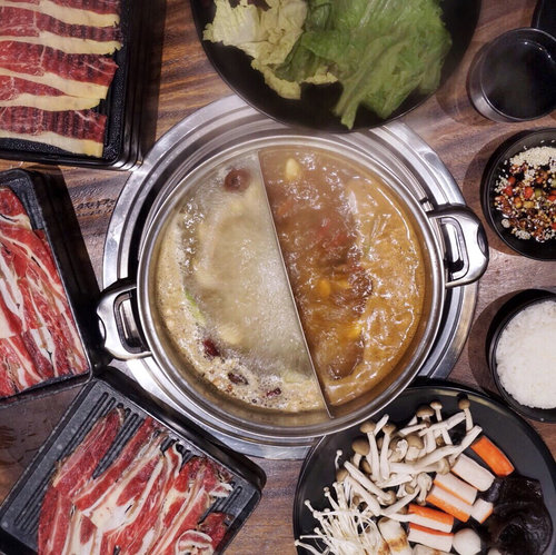 Meaty galore 🐮🐮🐮 had a splendid dinner last night at the newly opened ayce Chinese hotpot @suansuan.id !! To be honest I don’t really savvy Chinese hotpot because of chinese herbs and meds but I do like how the soup turns out ❤️ Yesterday we chose tomyum and their original broth both are yummy !! They have wide varieties of sauces selections and other fresh vegetables and food choices aside from the juicy meat.. as a soup person I had a super pleasant meal last night.. hot soup on a cold night is definitely soothing 💛😊....#yummy #stevieculinaryjournal #food #foodie #hotpot #ggrep #shotbystevie #flatlay