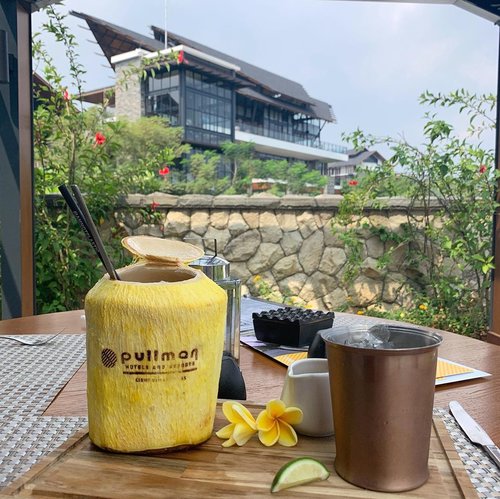 Coconut is life 🥥 so happy to be here at @pullmanciawivimalahills resorts! Just right to rejuvenate and relax the mind before heading back~ p.s. this resort is decorated with lots of artistic designs on both their interior and exterior 🥰
.
.
.
.
.
#coconut #stevieculinaryjournal #Steviesummervacay #holiday #pullman #clozetteid #jktgo #shotoniphone