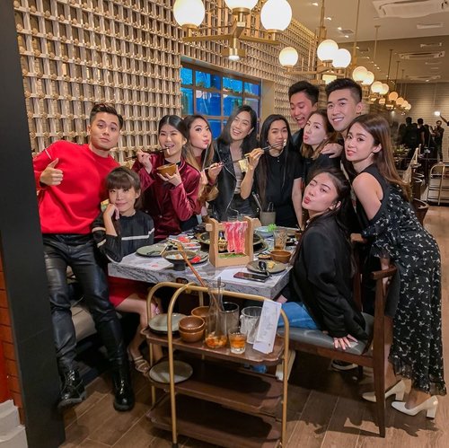 Don’t skip lunch people! Missing everyone in frame 🖼 as well as the comfort food 🥘.
.
.
.
.
.
.
.

.
.
.
.
#stevieculinaryjournal #foodie #yummy #yum #exploretocreate #shotoniphone #clozetteid #hotpot #favourite