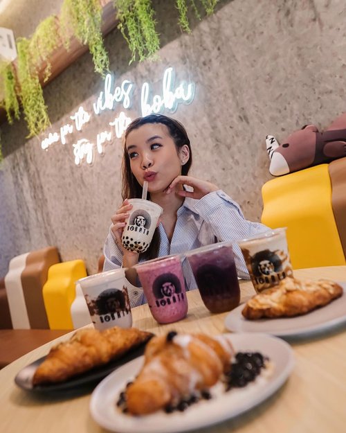 SOMETHING NEW AT SERPONG !! @bobataindonesia newly opened boba ❤️❤️❤️ calling to my fellow boba lover to try this one out! Their boba are freshly made daily that’s why you can feel the perfect chewiness of their boba from the first sip. I love their brown sugar boba croissant 🥐 and their signature fresh milk brown sugar boba. 🥰 its been a while that a boba shop surprise me with their drinks but this one is simply enjoyable ! They are now available on GoFood and Grab Food to get them delivered to your doorstep ❤️...-📸 @priscaangelina ............#photooftheday #ootdfashion #ootd #wiwt #boba #ootdstyle #sweettooth #collabwithstevie #fashionblogger #stylefashion #croissant #parisianstyle #foodie #style #potd #stevieculinaryjournal #zalorastyleedit #clozetteid #steviewears