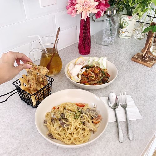 #throwback to a yummy meal at @billie.kitchen ❤️❤️❤️ they also have special lunch menu for 55k only !! Definitely go check them out for a cozy comfy cafe with nice food too. .....#exploretocreate #style #flatlay #shotbystevie #yummy #pasta #foodie #clozetteid