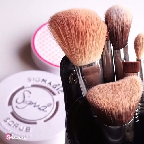 Finally the long overdue @sigmabeauty #Sigmagicscrub video!! Enjoy, I really had lots of fun cleansing my brushes.. even my thick & dense kabuki brush is easily cleansed with it. This Sigmagic Scrub is truly a game changer for brush cleansing!! .
.
Swipe to see the difference between my yucky dirty brushes and my clean brushes that look brand new again!! .
_
Products featured: .
- Sigmagic Scrub .
- Sigma Spa Express Brush Cleansing mat .
- Sigma Brushes #sigmabeauty #sigma
.
.
❥10% OFF at Sigma Beauty webstore if you use my code "STEVIE10"
.
.
.
.
#collabwithstevie #makeupjunkie #tampilcantik #clozette #clozetteid #undiscovered_muas #make4glam #wakeupandmakeup #beautyjunkie #beautyenthusiast #charisceleb #shotbystevie