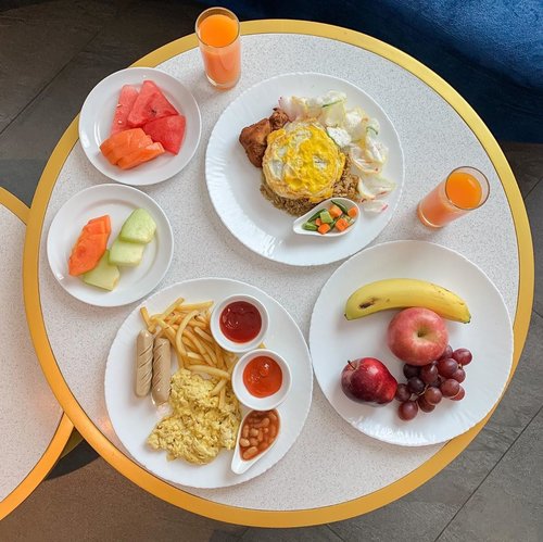 Guess which is mine? By now all of you would have known my go-to breakfast menu on every staycation 🙌😜. .-📍 @ibisstylesjakartatanahabang ....#shotoniphone #flatlay #breakfast #exploretocreate #style #orange #dontskipbreakfast #stevieculinaryjournal #clozetteid #love #staycation #ibisstyles#ibisstylestanahabang#CreativeByDesign#MyTravelMood#ExploreJakarta