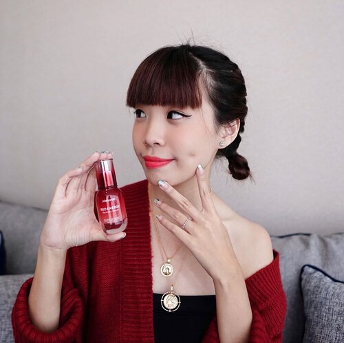 Hello loves ❤️ now sharing one of my favourite skincare which is also Park Shin Hye’s fav @mamondeindonesia Red Energy Recovery Serum ! I felt that this product works amazingly on my skin giving it an instant glow after every use. This serum also helps to regenerate skin and balance skin hydration. Love the combination of this with their rose water toner . Feel and Get your well hydrated, soft glowing skin just like mine within 5 days use. Today Mamonde is having 20% discount at Mamonde Official shop on Shopee! Don’t miss out the special offer😉
#MamondeIndonesia #beauty #RedEnergyRecoverySerum #skincare