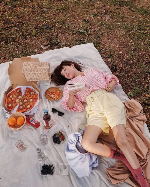 Calm the storm in your mind, with a grateful heart ❤️ Before a change of plan will bring me a lot of despair but now I learn that its a door to explore new possibilities. Stretch and Spread your horizons people 😘 ....#exploretocreate #picnic #pastel #love #clozetteid #steviewears #style #fashion #pizza #whatiwore #happy #localbrand #ootd #berries #flatlay #candid