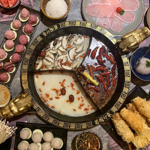 Craving for another hotpot round🍲 their meatballs are so yummy ! ❤️ .....#flatlay #clozetteid #shotbystevie #stevieculinaryjournal