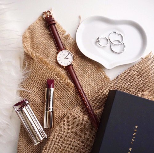Essentials 💛 Classic is forever ! Happy Weekend .
.
Shop your favorite @danielwellington watches at their official webstore and get 15% off by using my code “STEVIIEWONG” . Make sure to purchase within the Valentines day promotion and receive a gift heart charm for every purchases made till 14 February 2018. It can make the perfect Valentine’s Day gift as well 🎁 .
.
.
.
.
.
#collabwithstevie #ad #danielwellington #danielwellingtonindonesia #flatlay #shotbystevie #watch #sonyforher #esteeid #esteegirl #lipstick