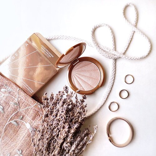 Add up your natural sun kissed glow with @beccacosmetics champagne pop 🍾  new holiday seasons collection is coming up soon at @sephoraidn ....... .#style #shotbystevie #beccacosmetics #becca #flatlay #sonyforher #makeup #tampilcantik #clozetteid #collabwithstevie #sephoraIDN #BBBYSEPHORAIDN19#SEPHORAIDNPRESSDAY#IDNBEAUTYFEELS