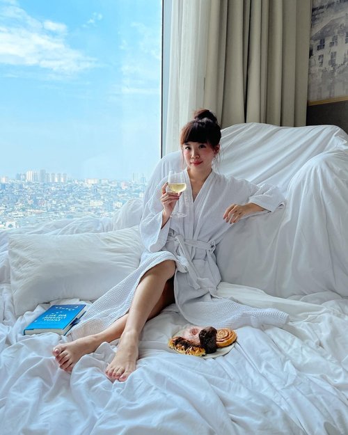 Cheers 🥂 to a long weekend! Stay healthy and safe people, make sure to be alert and follow proper health protocols at all times ❤️ Here’s a great weekend staycation location at the heart of Jakarta @hvertuharmoni , enjoy an impressive view of the city through the large window 😁 I can sit here all day looking at the view. ...-📸 @vm_3596 .......#style #explore #exploretocreate #jktinfo #explorejakarta #ootd  #whatiwore #steviewears #clozetteid #love #staycation #collabwithstevie