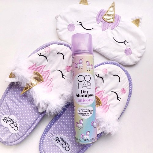 Unicorn dreams 🦄 smells so sweet and magical ✨ a life saver for bad hair day ! Sprinkle and sparkle to fantasy land with @colabhairid .
.
.
.
#shotbystevie #flatlay #collabwithstevie #colabunicorn #colabnewlaunch #dryshampoo #unicorn #pastel #clozetteid