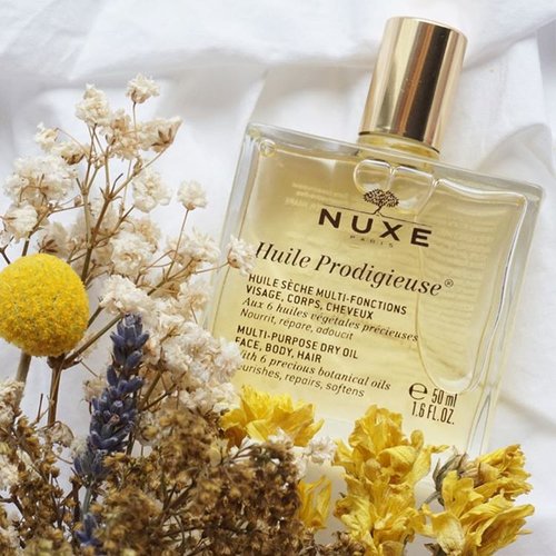 Finally got to try out this Nuxe Oil by @nuxeindonesia !! Heard lots of positive review about it and now I got to try it for myself ✨ I've always been very cautious when it comes to applying oil on my skin because I have this perception that oil products would clog my pores and cause acne on my skin but I came to know that this Oil by Nuxe is a dry oil that is a multi purpose oil that can be used on the face, body and hair. So I decided to start using it for my hair since my hair currently needs extra care after all the bleaching it went through... After using this on the tip of my hair I realized it makes my hair feels so much softer and smoother just the extra boost my hair needs.. I'm still considering whether to incorporate it on my skin care routine too but will definitely review the rest of the Nuxe White series product on steviiewong.com soon! Stay tune!! So far I love this oil for my hair 😉😍 #Nuxe #nuxeindonesia #sephoraidnbeautyinfluencer #Sephoraid ..-You can get yours at @sephoraidn ⭐️........................ #styleblogger #vscocam #beauty  #beautyblogger #fashionpeople #fblogger #blogger #패션모델 #블로거 #스트리트스타일 #스트리트패션  #스트릿룩 #스트릿스타일 #패션블로거 #bestoftoday #style #skincare #l4l  #flatlay #bblogger  #clozetteid