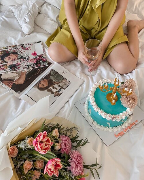 Need more morning like this ✨❤️🥳 still in the 🎂 mood. ...#flatlay #style #minimalist #exploretocreate #cake #flowers #happy #joy #thankful #grateful #clozetteid