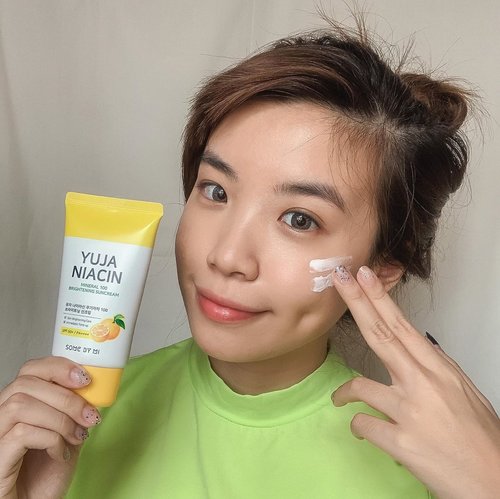 Finally trying out Yuja Niacin Mineral 100 Brightening Suncream SPF 50+ PA +++ . Although it’s a sunscreen but its also a tone up cream so upon usage it makes the complexion looks brighter✨One downside about this product is its white cast, so you might want to consider the amount of usage.It’s free from 20 chemical ingredients which makes it safe for our skin. It has a soft velvet matte finish. @somebymi @somebymi.official_id .....#skincare #sunscreen #kbeauty #korea #style #collabwithstevie #exploretocreate #beauty #clozetteid #explore #tampilcantik #selfportrait