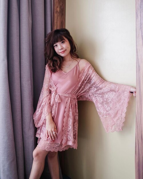 Dress up, Show up 💕 it gives me the Bridgerton vibe. Lace and rose gold just the perfect duo ✨ 
👚 @wainodshop 
.
.
.
.
.
.
.
.
.
.
⁣#clozetteid #style #localbrand #fashion #steviewears #rosegold #exploretocreate #ootd #jktgo #stayhome #jktspot #pink #pretty #whatiwore #sleepwear #collabwithstevie #lace