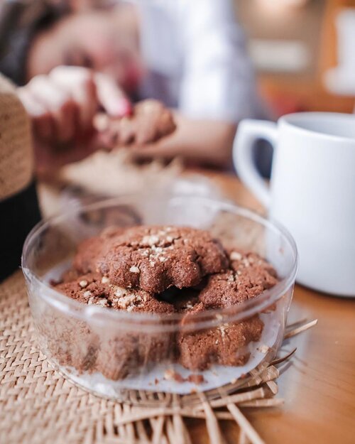 Rise and grind ❤️ the perfect company for morning tea 🍵 or coffee ☕️ .-Baking fresh cookies soon !! 🍪🍪🍪 place your orders through my DM 📮// 📸 @priscaangelina .......#stevieculinaryjournal #foodie #yummy #cookies #sweettooth #sweet #style #sonyforher #clozetteid #chocolate #yum #homemade #jktgo