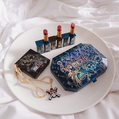 Look at the holiday collaboration of @shuuemura x ONE PIECE 🏴‍☠️ Shu always make amazing collaboration that makes me want to collect them all! One Piece fans, you wouldn’t want to miss out this collection 😜....#shuuemura #ONEPIECE⁠ #love #style #exploretocreate #flatlay #shuuemuraid #beauty #makeup #shuuemuraxonepiece #japan #mangaonepiece #clozetteid #collabwithstevie #shotbystevie