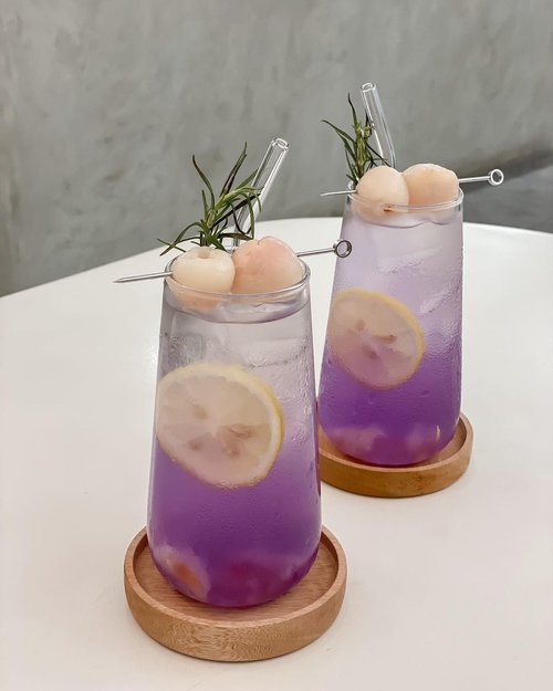 Magic in a glass 🪄 ...#clozetteid #style #love #drink #yummy #stevieculinaryjournal #lilac