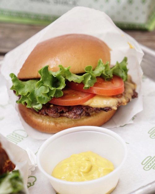 What’s for lunch? 🍴craving for some @shakeshack 🍔 😋 .
.
.
.
.
.
.
.
.
.
#stevieculinaryjournal #shotbystevie #foodie #yummy #japan #shakeshack #clozetteid
