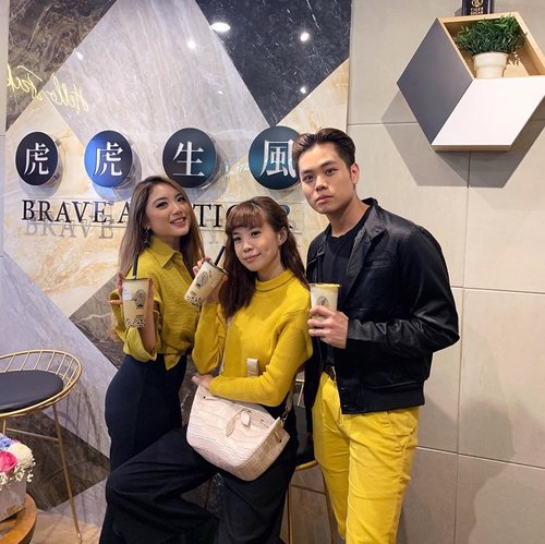 Congrats @tigersugarindonesia on the store opening at @plazaindonesia 🐯❤️ ...#style #stevieculinaryjournal #yellow #whatiwore #steviewears #fashion #clozetteid #yummy
