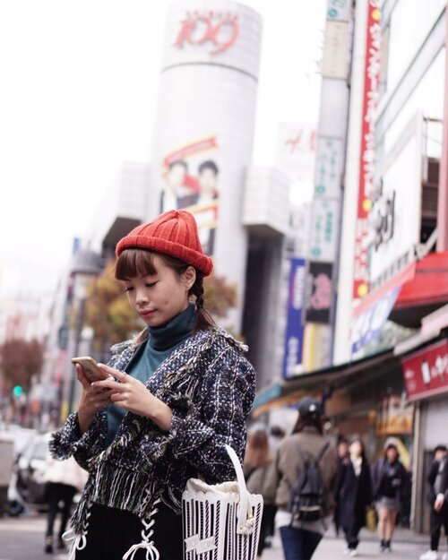 Can we go back soon 🎌 Before I would wonder why people keep going back to the same place but after going there Myself, I can’t help but fall for it over and over again. So many bucketlist to check but something about 🇯🇵 is calling me to be back 😅 // Pure #candid shot when I was looking for direction on my Google Map by Dad 📸 P.s. almost 70% of my outfit pictures are mostly shot by him 😉😎 #blessed .
.
.
.
#wanderlust #style #whatiwore #clozetteid #japan #tokyo #fashion #whatiwore #autumn #shibuya109 #sonyforher