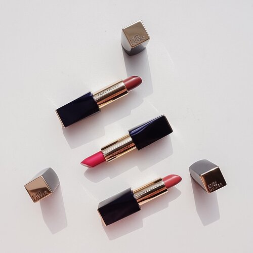 #EsteeID ❤️ Never complete without lipstick 💄 ......#explore #exploretocreate #style #shotbystevie #esteelauder #beauty #flatlay #clozetteid #love #makeup #minimalism