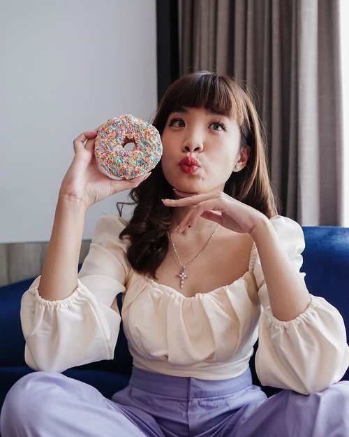 Donut steal my sweet treats 🍩😜 ..-Looking for a fusion Dutch Indonesian snack check out @mypegscorner who is one of the merchant of @everplatekitchens.id ! Their stroopwafel is a must order. .....📸 @priscaangelina ...........#photooftheday #ootdfashion #ootd #wiwt #sweet #ootdstyle #sweettooth #collabwithstevie #fashionblogger #stylefashion #donut #parisianstyle #foodie #style #potd #stevieculinaryjournal #zalorastyleedit #clozetteid #steviewears
