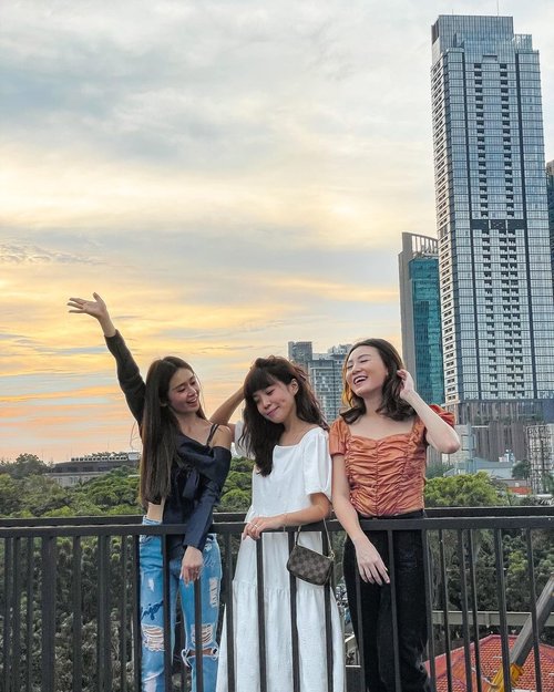 🌇 A day to put everything on ease and just laugh at all the lame jokes! 
📍 @odinjkt rooftop, surrounded by high office blocks where you can catch a sight of Sunset
.
.
.
.
.
.
.
.
.
.
.
.
.
.
.
.
.
#ootdfashion #explore #wiwt #steviewears #exploretocreate #style #whatiwore #ootdinspiration #love #fashionblogger #ootd #shotoniphone #streetinspiration #clozetteid #ootdindo #fashionpeople